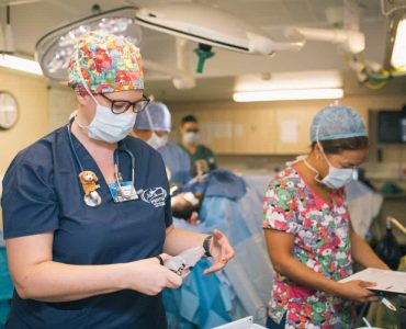 Silke Kessing, Programs Quality Manager, assisting Sarah Kwok, Anesthesia Supervisor in the last surgery of Senegal 2020.